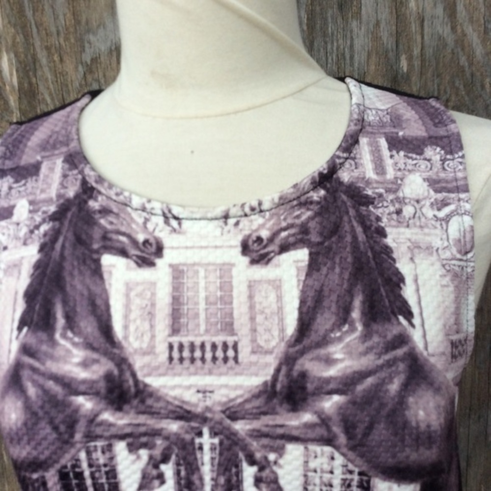 In-City Baroque Gold Status Print Shell Top - Picture 7 of 8